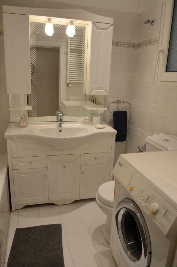 אתונה Retro Apartment At Trendy Exarcheia מראה חיצוני תמונה